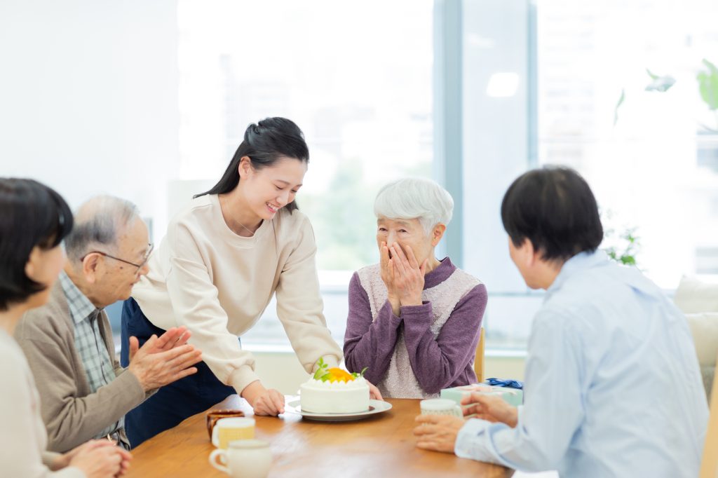 身体健康，万事如意！ (Shēntǐ jiànkāng, wànshì rúyì!)「健康で、何でも思い通りになりますように！」

これは誕生日に限らず、どんなお祝いにも使える最高の祝福の言葉です。特に年上の方や、大事に思う人にぴったりのフレーズです。

笑口常开！ (Xiàokǒu cháng kāi!)「いつも笑顔でありますように！」

明るく楽しいイメージです。友達同士でよく使います。

幸福美满！(Xìngfú měimǎn!)「幸せで満ち足りたものでありますように！」

家庭や人生全体の幸せを願う、温かい言葉です。
