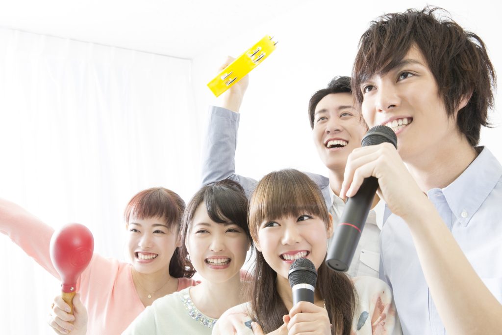 【中国語の歌】カラオケで盛り上がる人気曲は？歌詞の意味や洋楽カバーで学ぶコツ