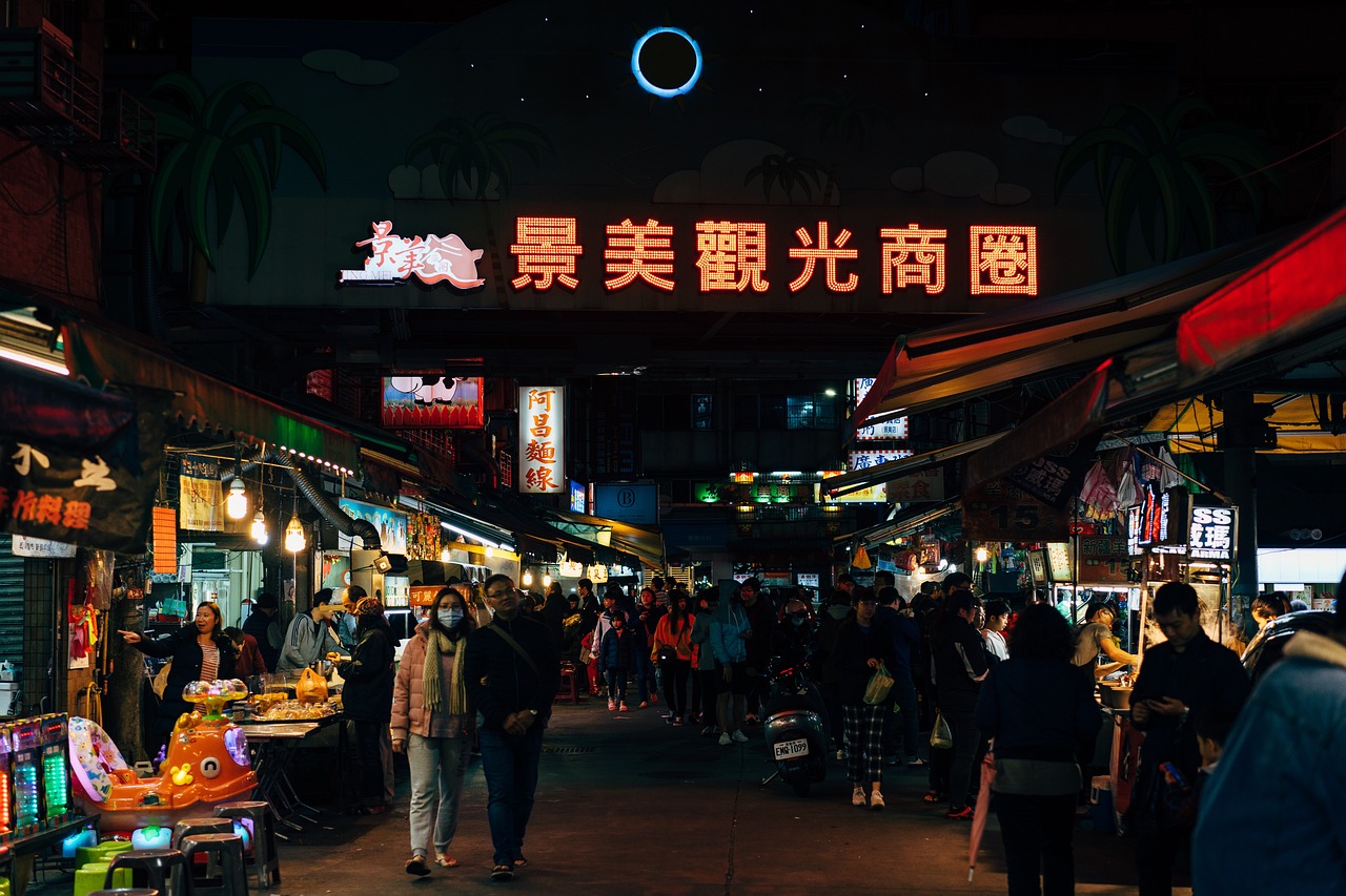 夕方から深夜まで賑わう中国の夜市の風景