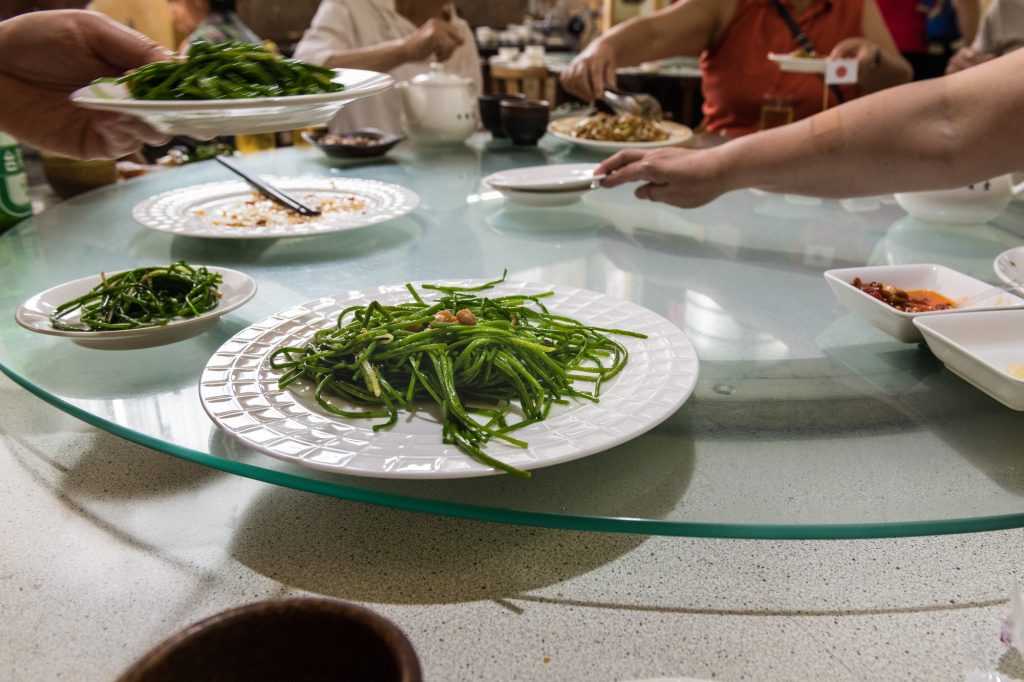 静かすぎるのはNGで、会話を楽しみ場を盛り上げることが大切です。また、料理は共有する前提で、自分だけ食べ過ぎない配慮も重要です。