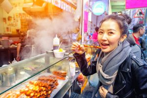「食べ歩き」で知る中国の食文化　青空の下で楽しく美食を味わおう