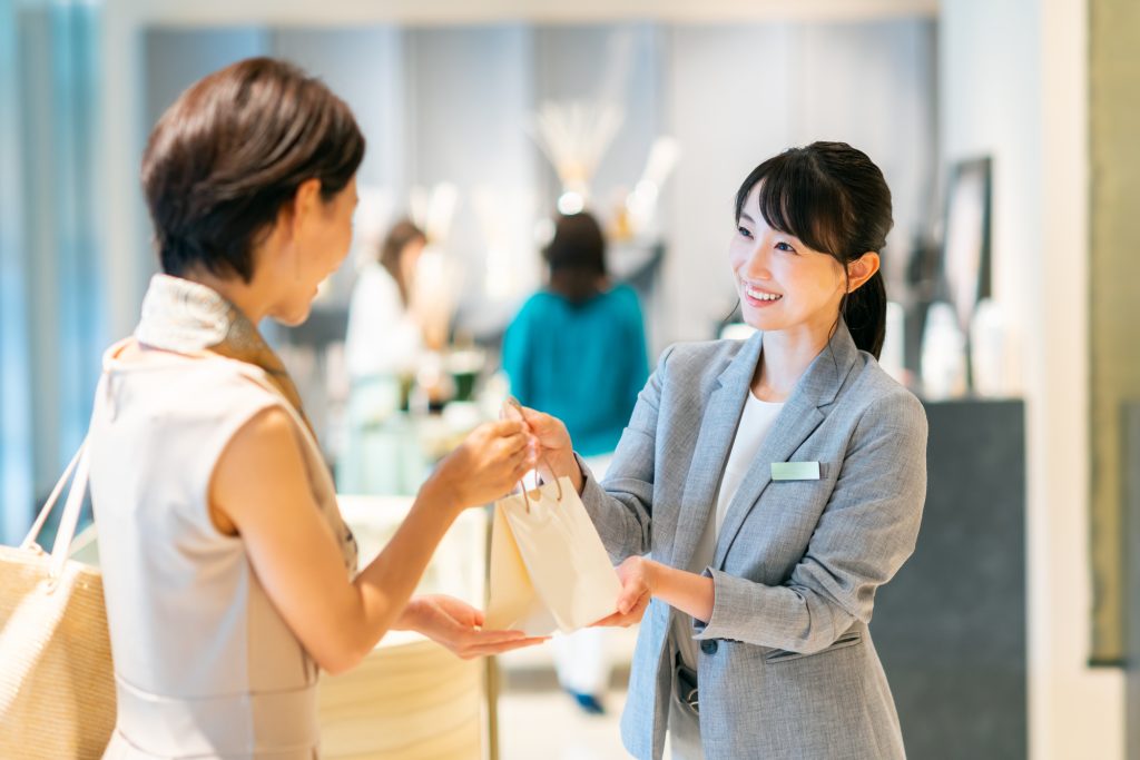 【小売業の中国語】接客やレジなどで使える表現を紹介